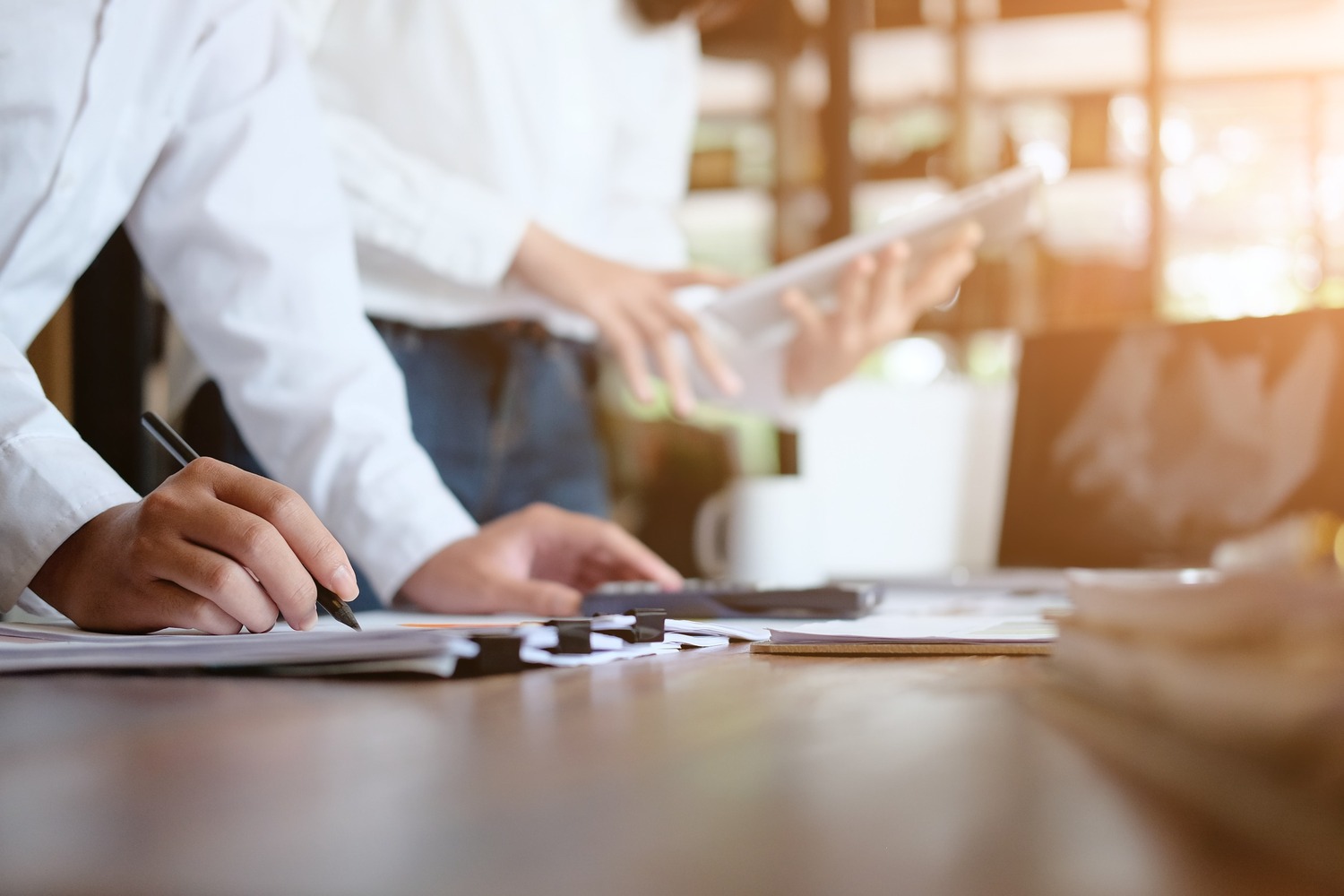 recorte hombres de negocios trabajando sobre emsa