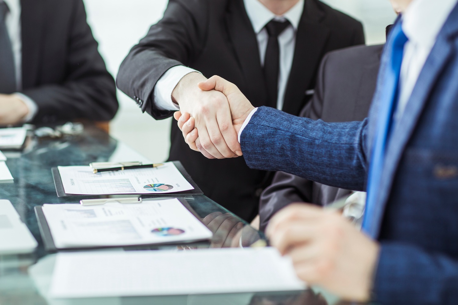 resorte sesor financiero apretando mano cliente